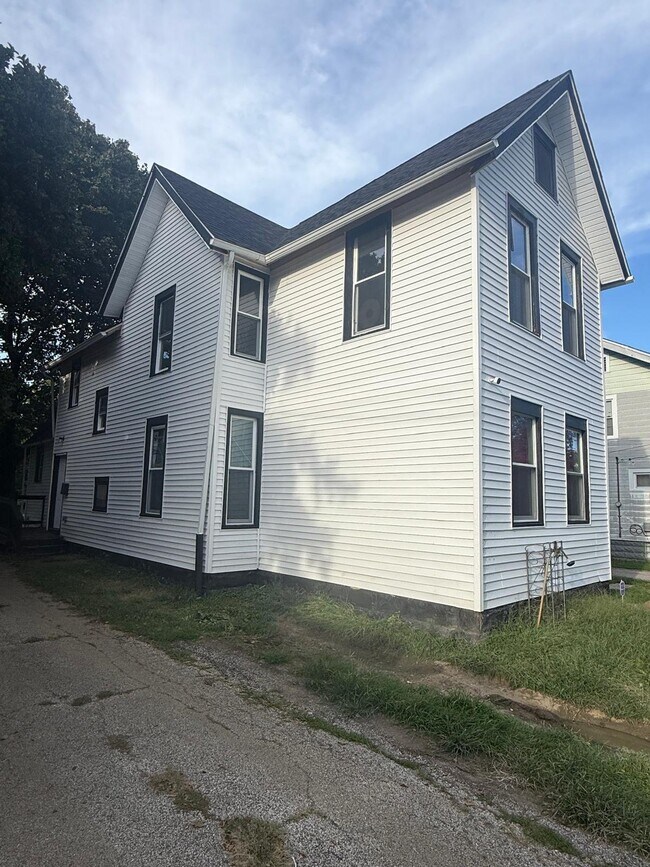 Building Photo - 3202 Bradwell Ave