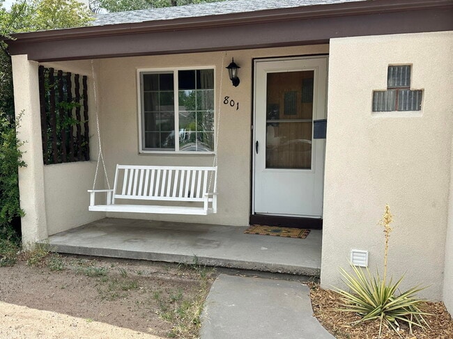 Building Photo - 801 Solano Dr NE