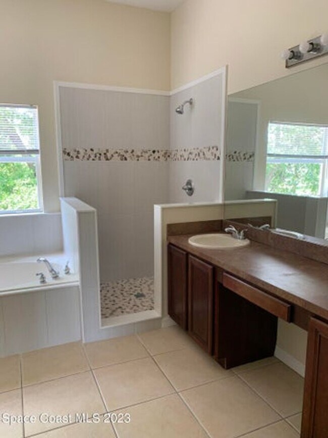 Building Photo - Beautiful Spacious Home