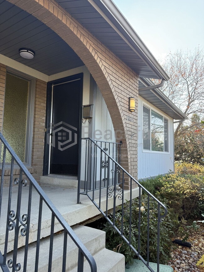 Building Photo - 2025 Broadmoor St S