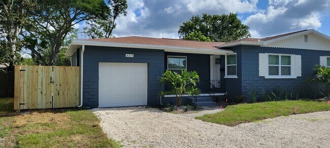 Foto del edificio - SPACIOUS 3 BEDROOM 2 BATH - ST. PETERSBURG, FL