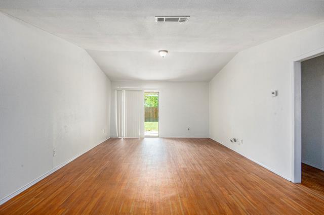 Foto del edificio - 6819 W Cleburne Rd
