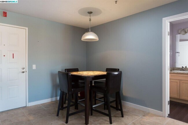 Foto del edificio - Lovely and updated top floor 1/1 condo wit...