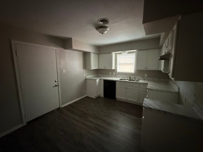 Foto del edificio - 9560 Crestshire Dr