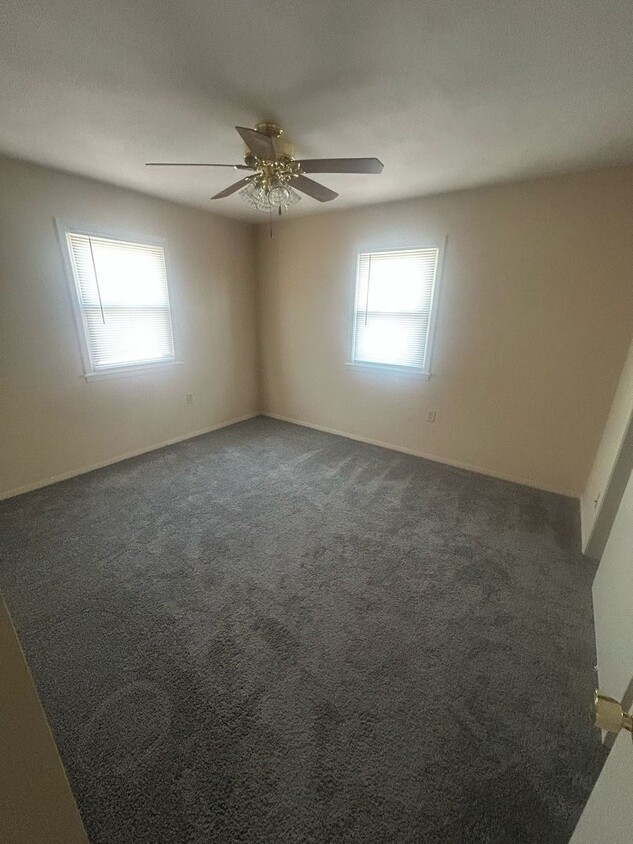 Building Photo - 309-311-311 Robinhood Ln