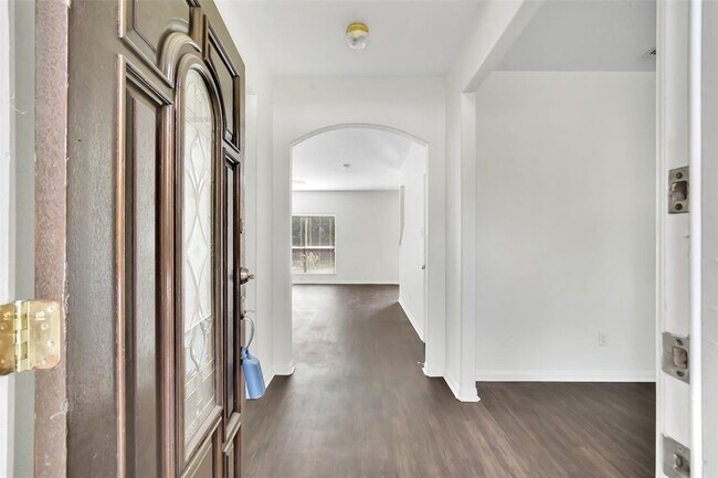 Building Photo - 2323 S Beverly Cir