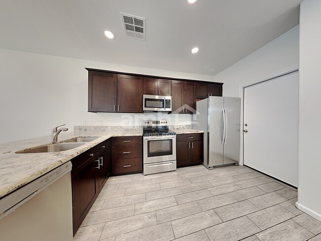 Foto del edificio - 8745 E Lindner Ave