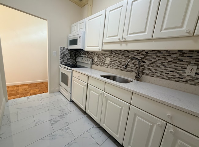 Building Photo - 16 Monmouth Ct