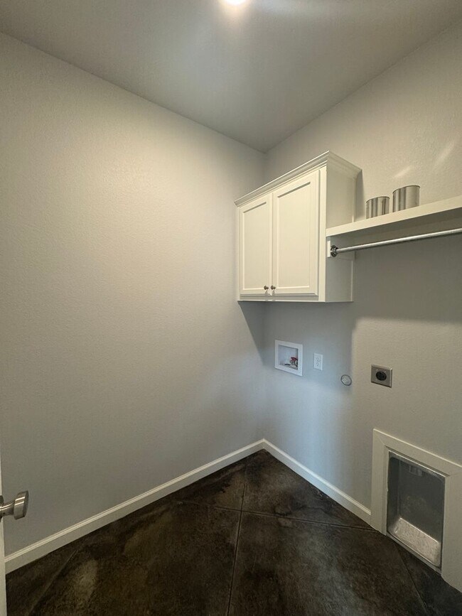 Building Photo - New built located in Glendale area!!! Cany...