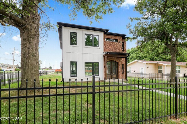 Foto del edificio - 2836 E 15th St