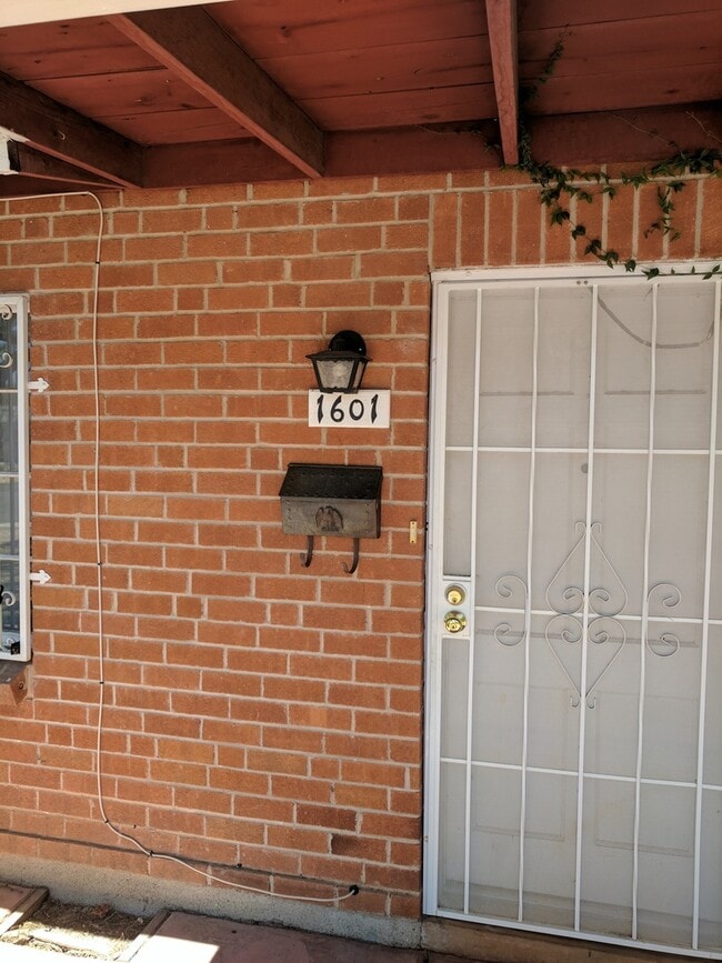 Building Photo - 1601 E Edison St