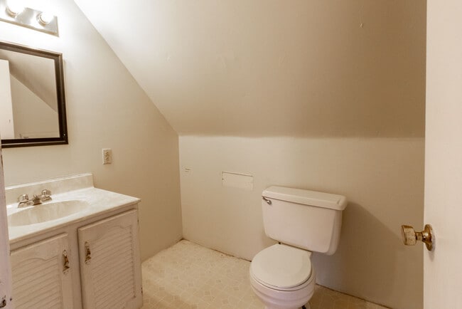 Building Photo - 381 Forest Ave