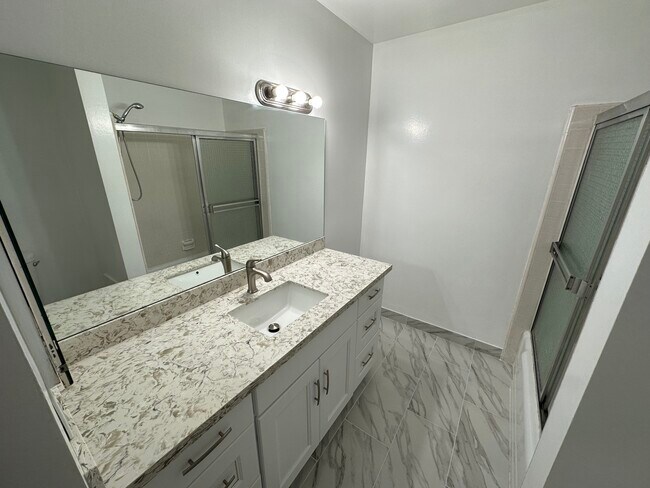 Unidad 12 - 2 habitaciones (2.ª planta) - 20336 Cohasset St
