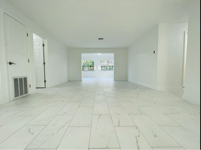 Building Photo - 1015 Galsworthy Ave