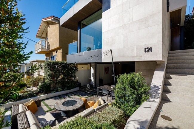 Building Photo - 121 25th St