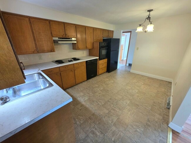 Building Photo - 3 Bedroom, 2 Bath House on Brink Avenue