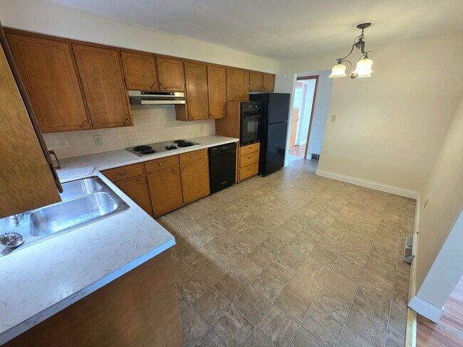 Foto del edificio - 3 Bedroom, 2 Bath House on Brink Avenue