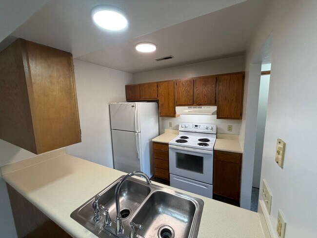 Foto del edificio - Top floor (3rd floor) 1 bedroom 1 bath with Private Balcony