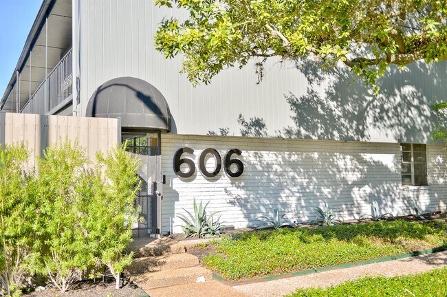 Building Photo - 606 Harold St
