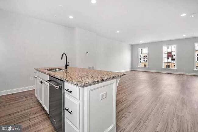 Building Photo - 3086 Egreton Rd