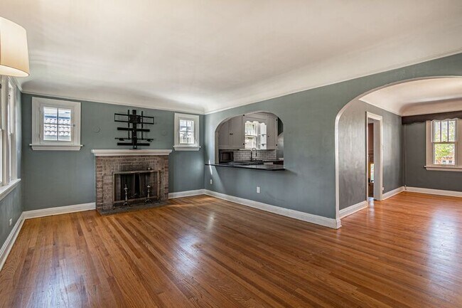 Building Photo - 1327 S Corona St