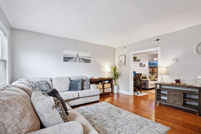 Building Photo - 324 Westowne Rd