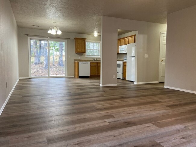 Building Photo - 1013 Deer Trail Ln