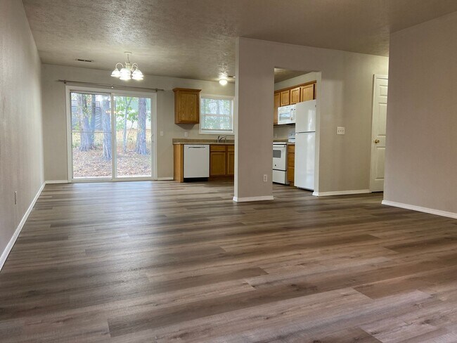 Foto del edificio - 1013 Deer Trail Ln