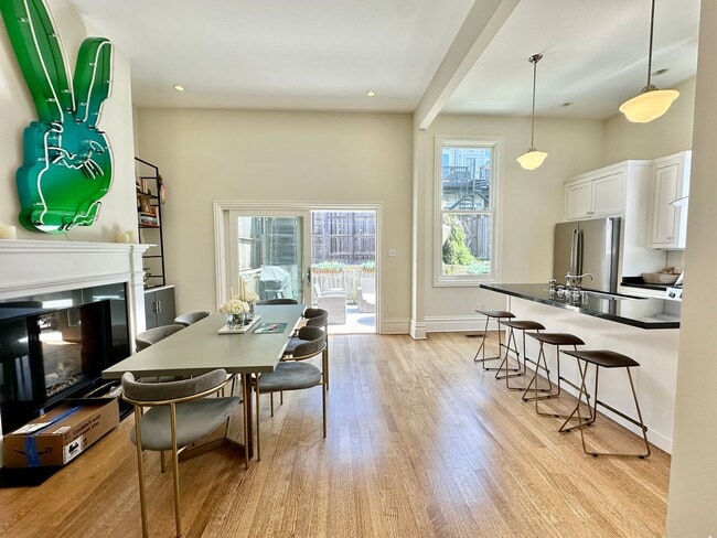 Building Photo - Gorgeous Restored Victorian Flat w/Private Deck