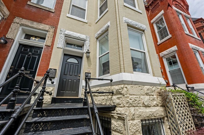 Foto del edificio - 3 Story Condo w/ Loft in Bloomingdale NW!! Walking Distance to 2 Metros!