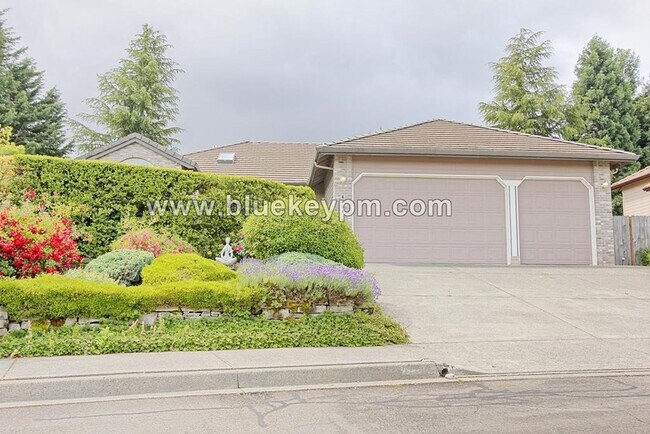 Foto del edificio - 4 Bed, 2 Bath Home on a Cul-de-sac in Lake...