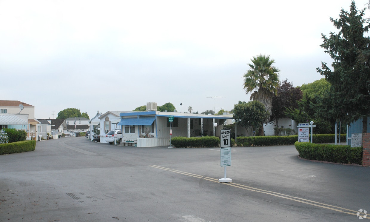 Building Photo - Rancho La Mesa