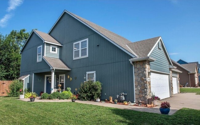 Building Photo - 2335 Surrey Dr