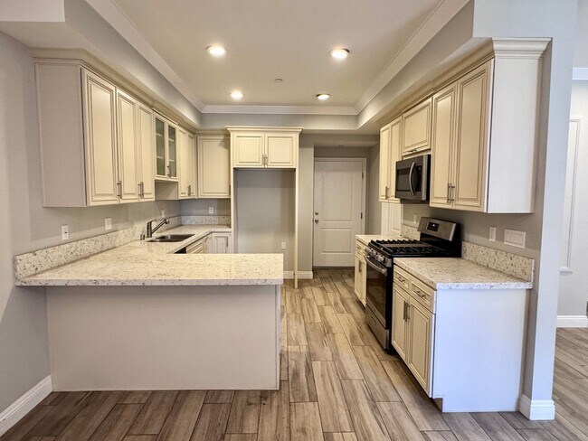 Foto del edificio - Beautiful remodeled 3 bedroom townhome in ...