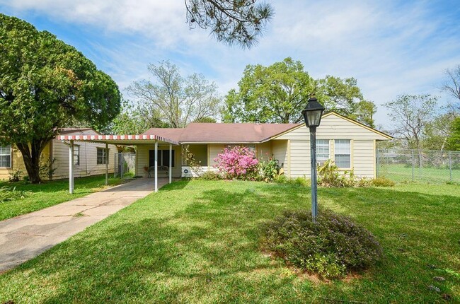 Building Photo - 5515 Flamingo Dr