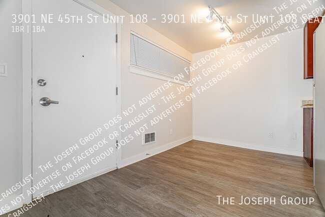 Building Photo - 3901 NE 45th St
