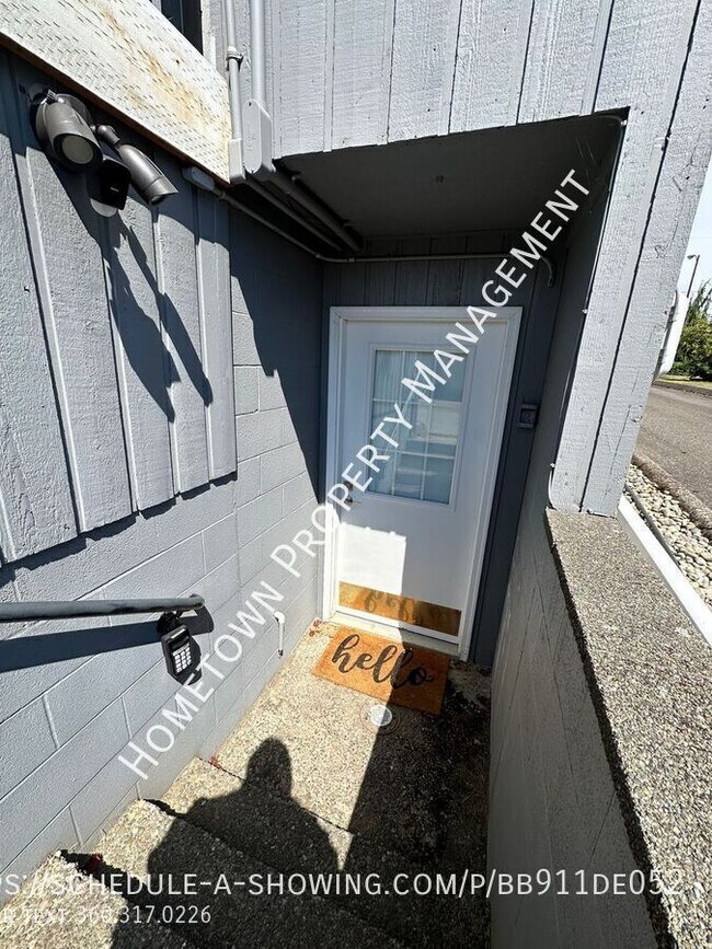 Building Photo - 123 Fir St NE