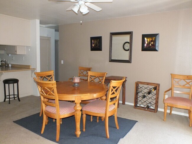 Foto del edificio - Rescue 2/2 1050 sf home with garage and yard!