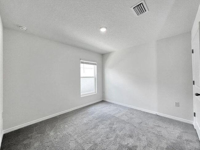 Building Photo - **AVAILABLE AUGUST 1** Charming 3-Bedroom ...