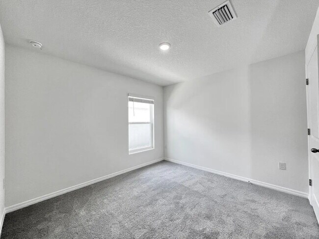 Foto del edificio - **AVAILABLE AUGUST 1** Charming 3-Bedroom ...