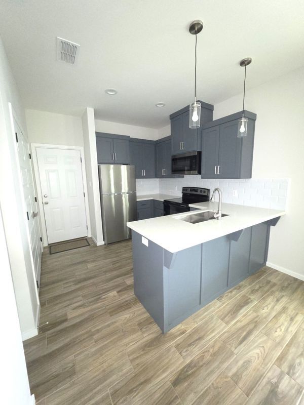 Building Photo - 913 N Clarence Ave