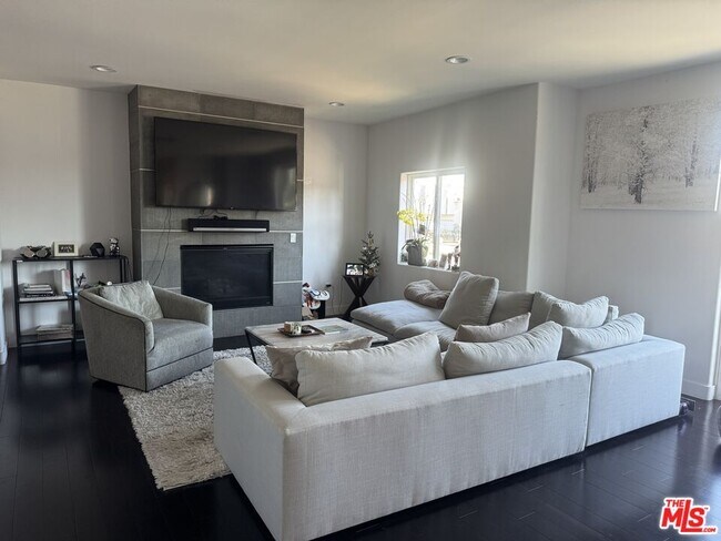 Foto del edificio - 1739 S Barrington Ave