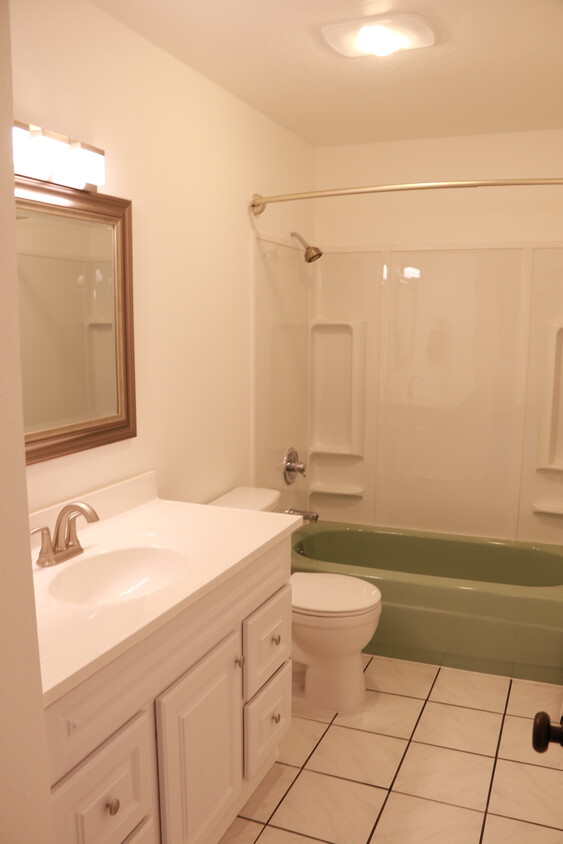 Main Bathroom w/ Bathtub/Shower Combo - 1890 Glacier Ave