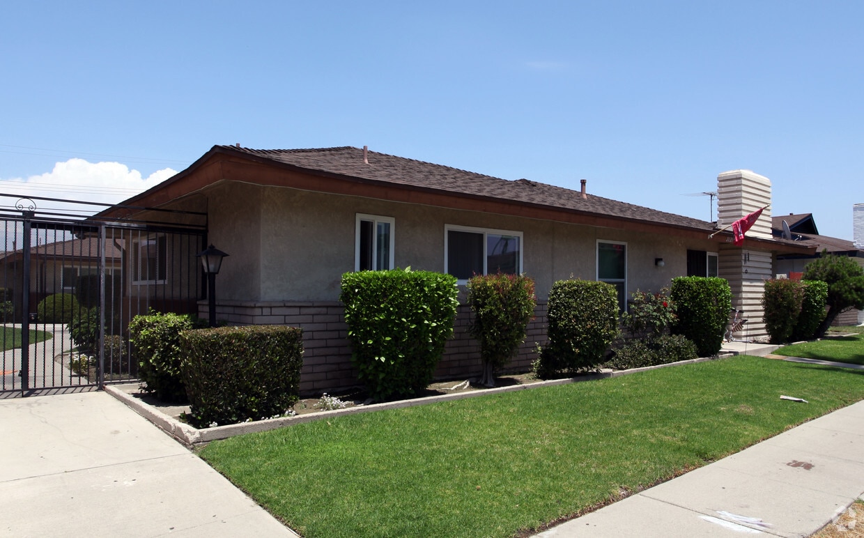 Primary Photo - 2121 E Almont Ave