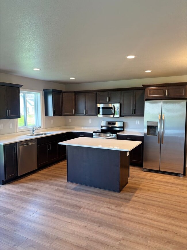 Building Photo - Contemporary 3 Bed, 2.5 Bath Home | Functi...