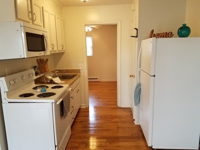 Interior Photo - 1216 W Chapel Hill Rd