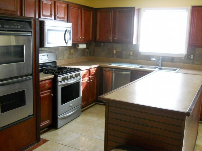 Building Photo - Available for Move In April 1st