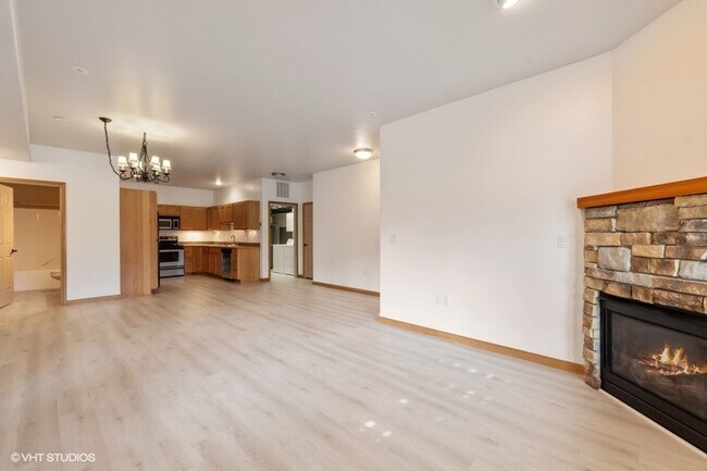 Building Photo - 2 bedroom, 2 bath condo, close to downtown...