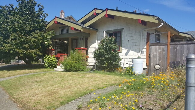 Building Photo - 415 S Division Ln