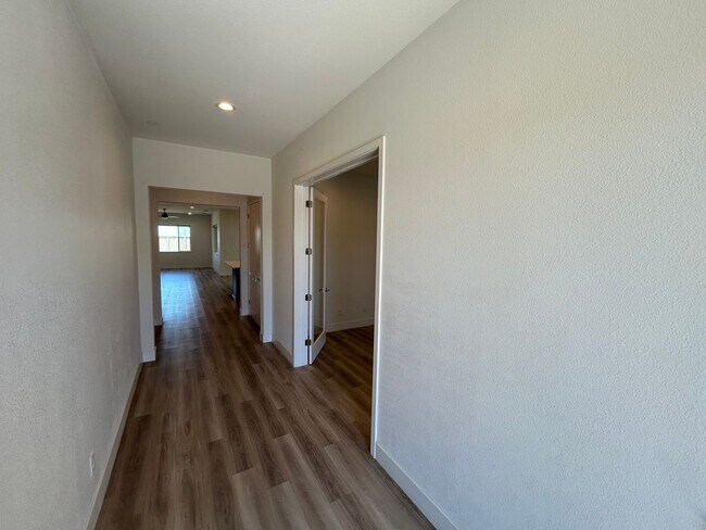 Foto del edificio - Spacious 4 Bed 2.5 Bath Home in Ellis with Solar!